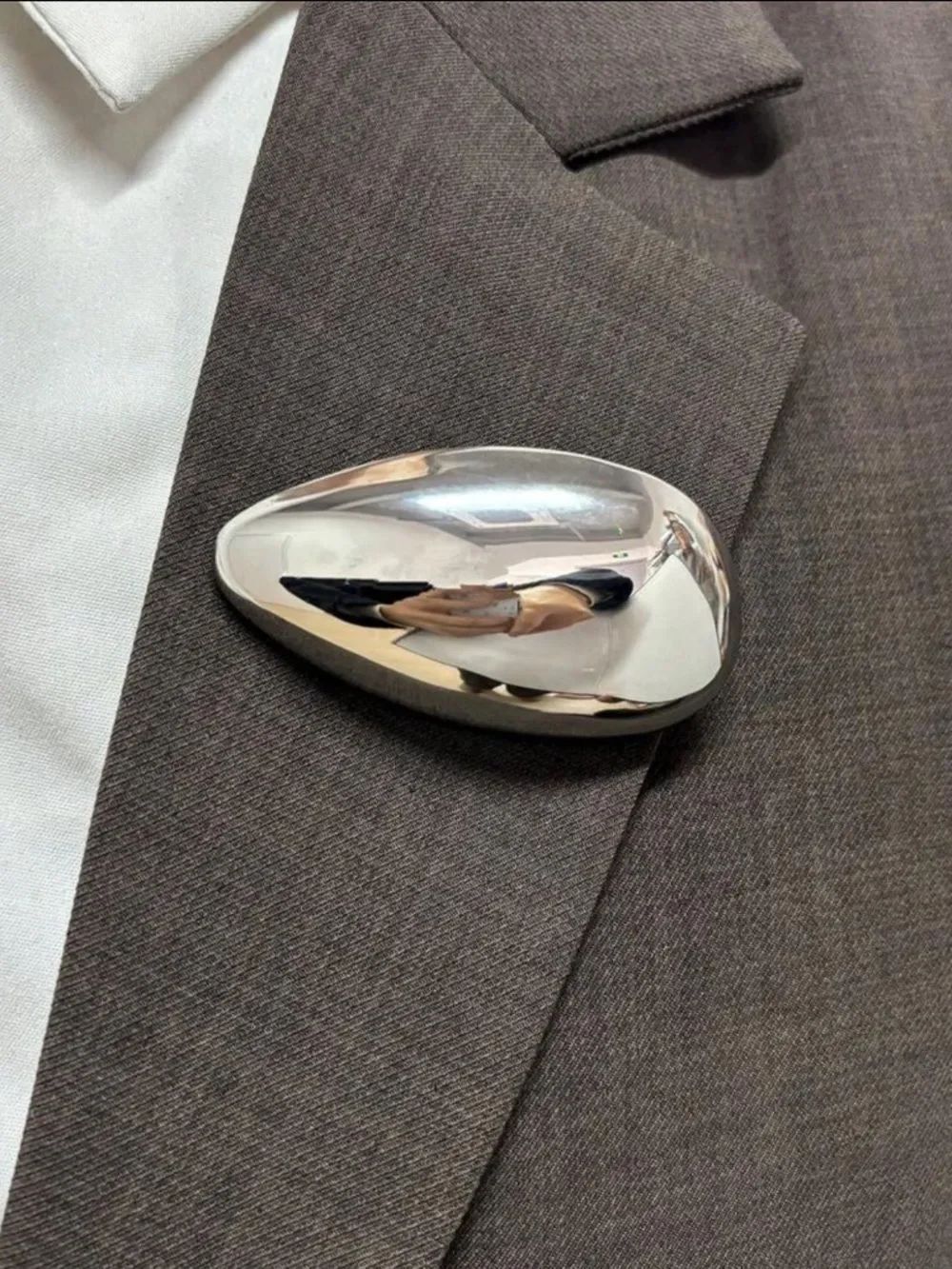 Polished Silver-tone Lapel Pin - Modern Statement Accessory R 530